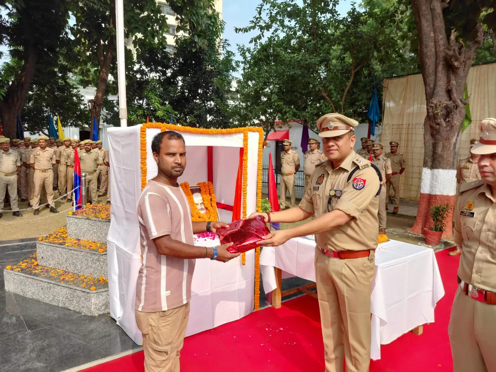 पुलिस लाइन में एसएसपी डॉ. कौस्तुभ ने किया ध्वजारोहण