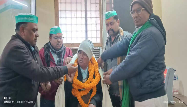 भाकियू राष्ट्रीयतावादी का प्रतिनिधि मंडल ने उप निबन्धक कैम्पियरगंज को किया सम्मानित