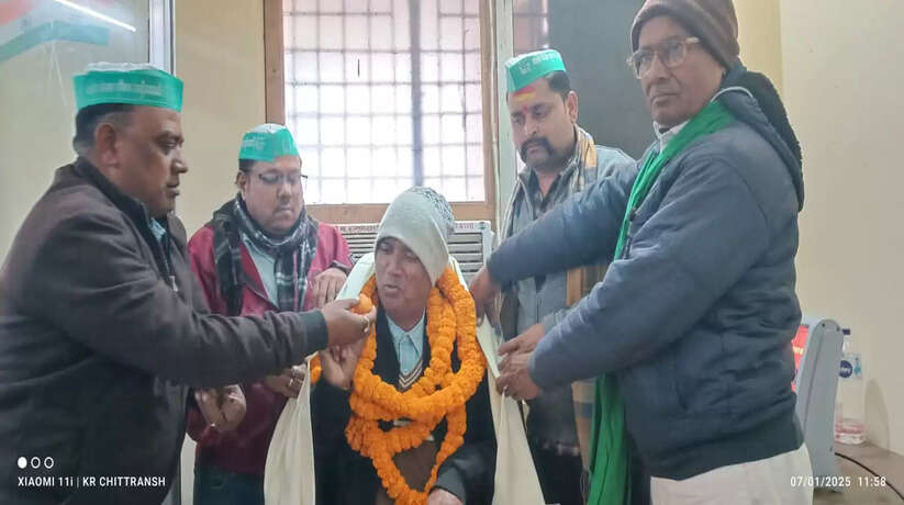 भाकियू राष्ट्रीयतावादी का प्रतिनिधि मंडल ने उप निबन्धक कैम्पियरगंज को किया सम्मानित