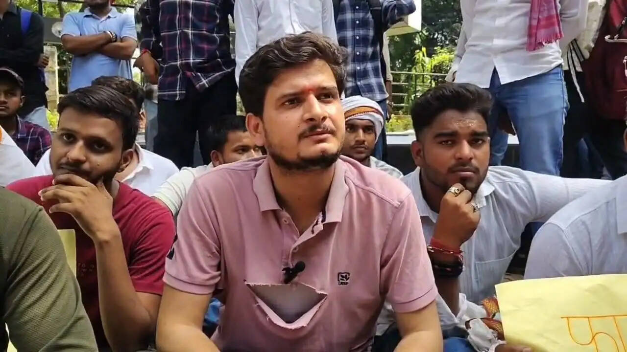 अब यह देखना महत्वपूर्ण होगा कि छात्रों की मांगों पर संबंधित अधिकारियों की ओर से क्या रुख अपनाया जाता है और उनके समाधान के लिए कोई ठोस कदम उठाए जाते हैं या नहीं।