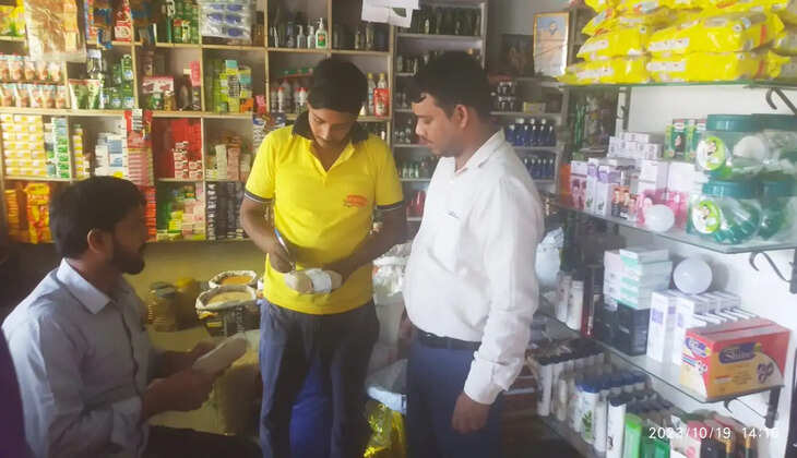 Chandauli News:&nbsp;नकली और मिलावटी खाद्य पदार्थों की जांच, 12 सैंपल लेते ही दुकानों में मचा हड़कंप