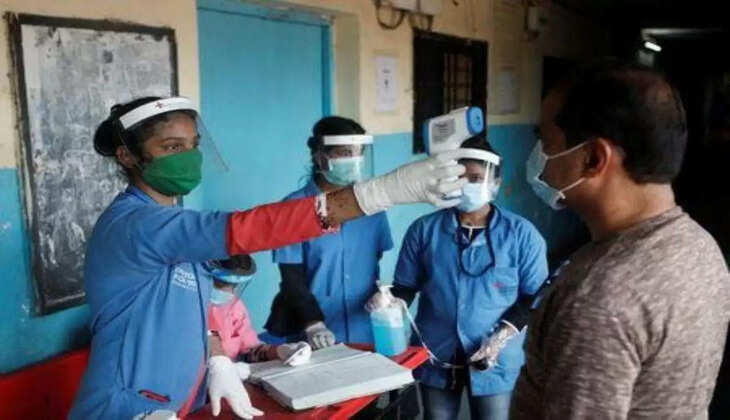 वाराणसी। जनपद में शनिवार को मिली रिपोर्ट के अनुसार जिले में 520 नए कोरोना संक्रमित मरीज मिले हैं। वहीं होम आइसोलेशन कर रहे 106 मरीज स्वस्थ हुए हैं। इसके बाद वाराणसी में थर्ड वेव में कुल एक्टिव मरीजों की संख्या 4076 पहुंच गई है।   आज मिले संक्रमित मरीज़ों में से 518 मरीज होम आईसोलेशन और 2 मरीज़ को कोविड अस्पताल में एडमिट किया गया हैं और उनका सैंपल जीनोम सीक्वेंसिंग के लिए भेजा गया है। वाराणसी में अब तक 16 मरीज़ों को विभिन्न कोविड अस्पतालों में एडमिट किया गया है। वाराणसी में कोवि&zwj;ड पॉजि&zwj;टि&zwj;वि&zwj;टी रेट 10.20 है।    VDO.AI  वाराणसी में कोविड की तीसरी लहर 1 दि&zwj;संबर 2021 से शुरू हुई है। इस दौरान अब तक 242932 जांच रि&zwj;पोर्ट सामने आ चुकी हैं, जि&zwj;समें से 4588 कोवि&zwj;ड पॉजि&zwj;टि&zwj;व केस मि&zwj;ल चुके हैं। कोरोना की तीसरी लहर में अबतक कुल 508 मरीज़ होम आइसोलेशन और 4 मरीज़ अस्पताल से स्वस्थ हो चुके हैं।