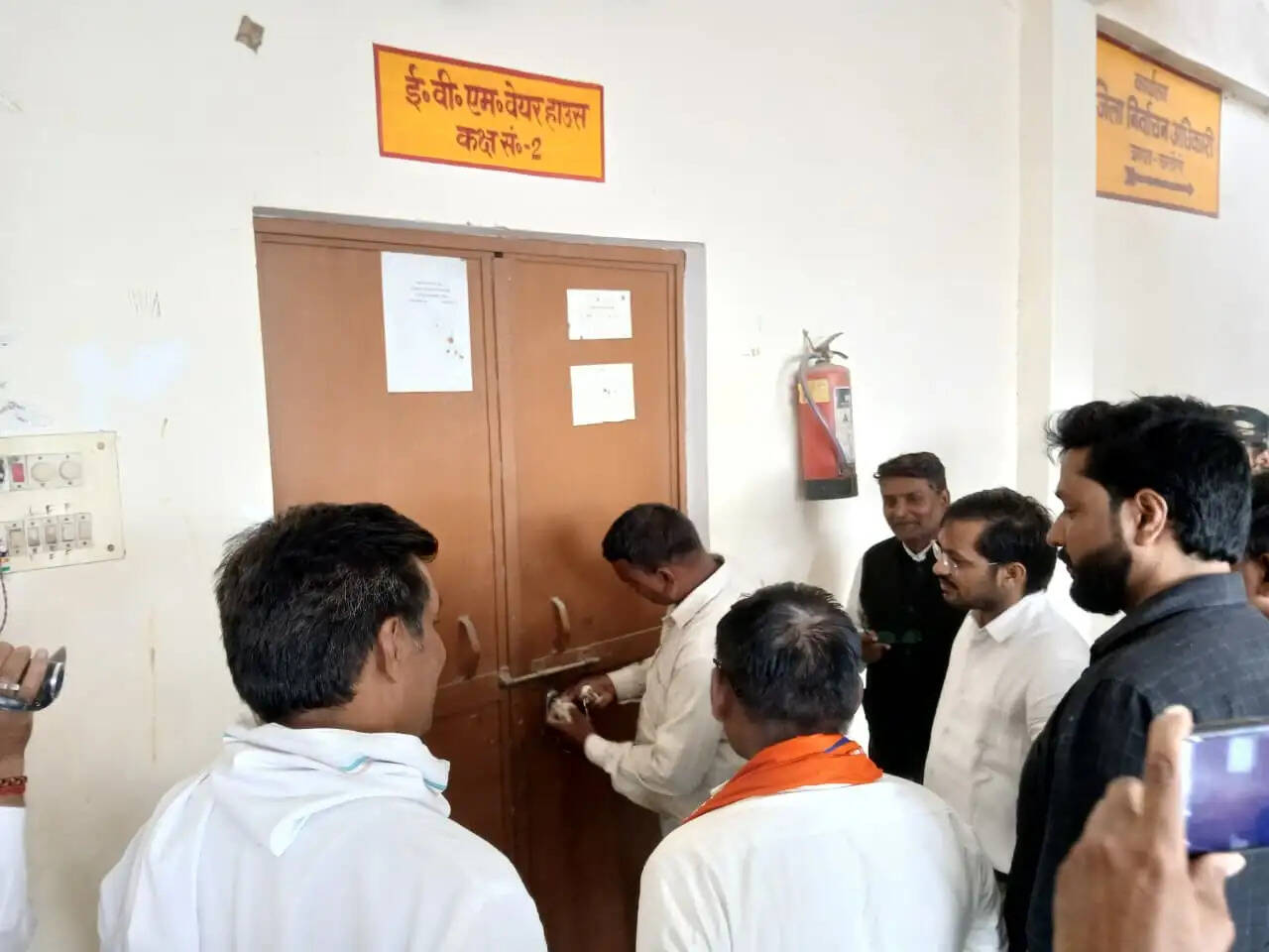 इसके साथ ही जिलाधिकारी ने वीवीपैट गोदाम का भी निरीक्षण किया तथा वहां मौजूद सुरक्षा इंतजामों का अवलोकन किया। उन्होंने अधिकारियों को निर्देशित किया कि निर्वाचन सामग्री की सुरक्षा में किसी भी प्रकार की लापरवाही न बरती जाए और सभी व्यवस्थाएं निर्वाचन आयोग के मानकों के अनुरूप बनी रहें।
