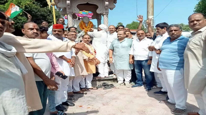 उपचुनाव में इंडिया गठबंधन की शानदार जीत पर वाराणसी में मनाया गया जश्न