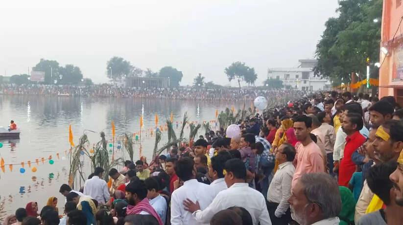 डाला छठ पर ब्रती महिलाओं ने उदयाचलगामी सूर्य को अर्घ देकर पूजा का किया समापन