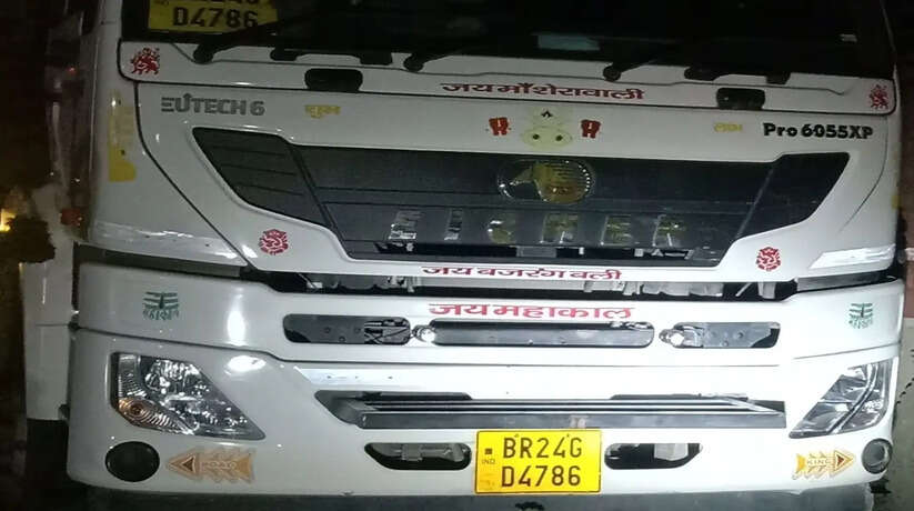 गीडा क्षेत्र में ट्रेलर की ठोकर से बाइक सवार युवक की मौत! दो घायल,ट्रेलर&nbsp;पुलिस के कब्जे में, जांच शुरू...&nbsp;&nbsp;