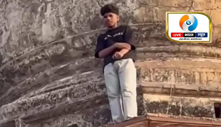 वाराणसी के ऐतिहासिक चेतसिंह घाट पर कुछ युवकों का खतरनाक स्टंट करते हुए रील बनाने का वीडियो वायरल हुआ है। सोशल मीडिया पर वायरल होने की चाह में युवक अपनी जान जोखिम में डालते नजर आए।
