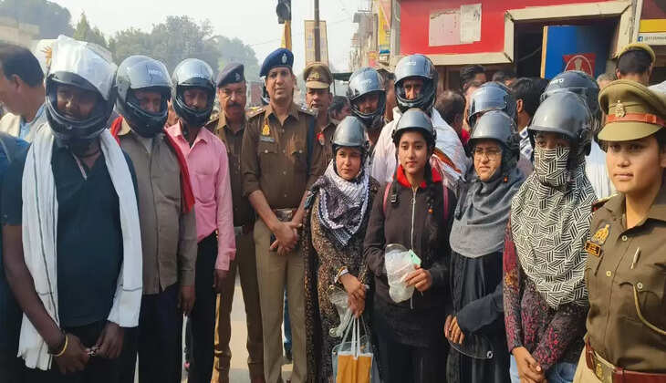 वाराणसी में डीसीपी वरुणा ज़ोन ने किया सराहनीय कार्य, लोगों को निशुल्क हेलमेट वितरण कर किया जागरूक