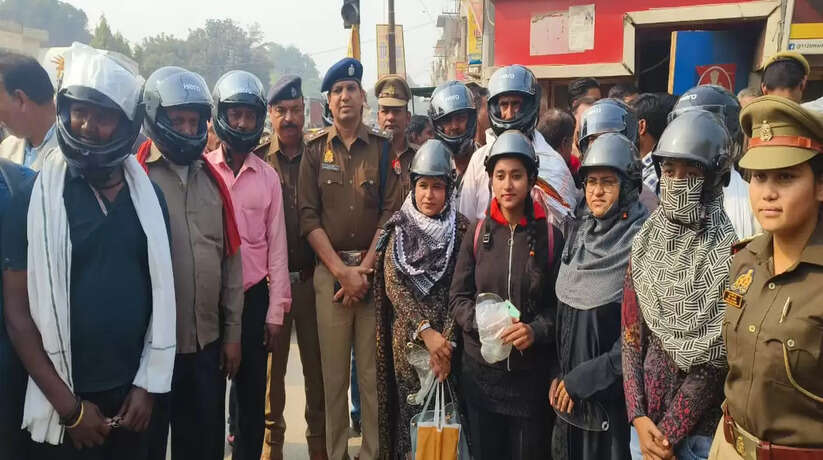 वाराणसी में डीसीपी वरुणा ज़ोन ने किया सराहनीय कार्य, लोगों को निशुल्क हेलमेट वितरण कर किया जागरूक