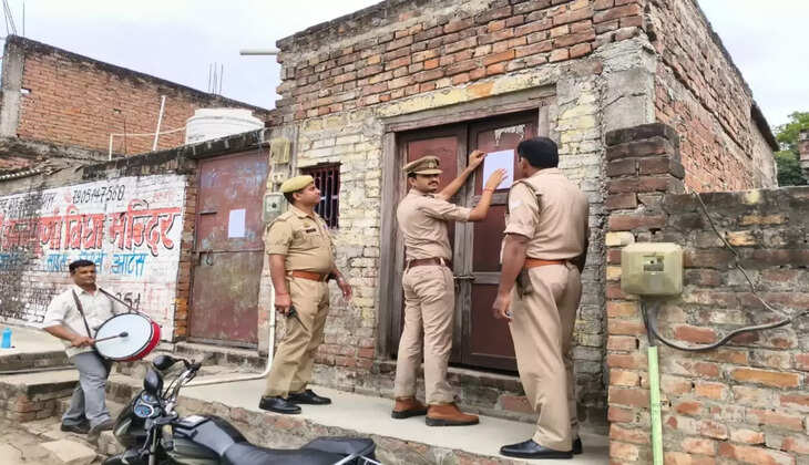 Varanasi News: आदमपुर थानान्तर्गत पलंग शहीद मुहल्ले में पुलिस ने अभियुक्त के घर के बहर चस्पा किया नोटिस