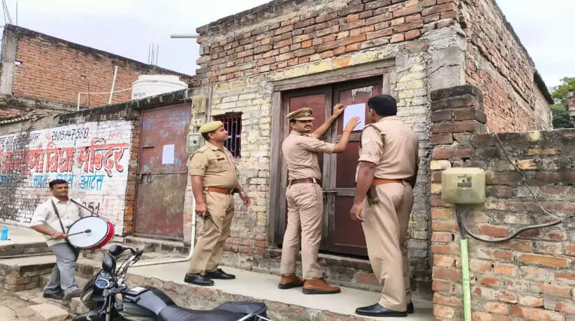 Varanasi News: आदमपुर थानान्तर्गत पलंग शहीद मुहल्ले में पुलिस ने अभियुक्त के घर के बहर चस्पा किया नोटिस