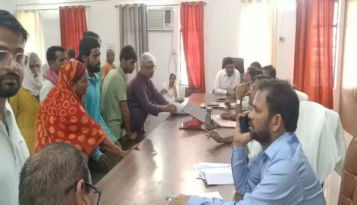 दबंग जमीन पर कर रहे कब्जा, पीड़िता न्याय के लिए लगा रही तहसील का चक्कर