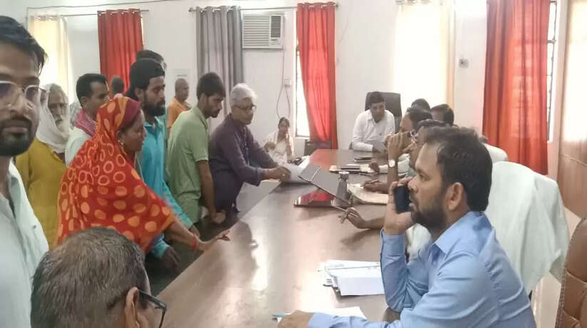 दबंग जमीन पर कर रहे कब्जा, पीड़िता न्याय के लिए लगा रही तहसील का चक्कर