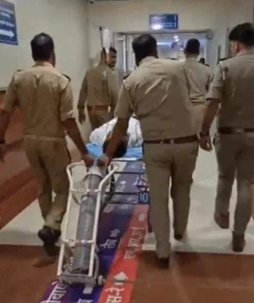Varanasi News, Varanasi Breaking News, Varanasi Police, Constable Amit Shukla, Amit Shukla News, Lanka Police, Naria Tiraha, BHU Trauma Centre, CP Mohit Agarwal, UP Police News, Varanasi Crime News, Banaras News, Uttar Pradesh News, Live Bharat News