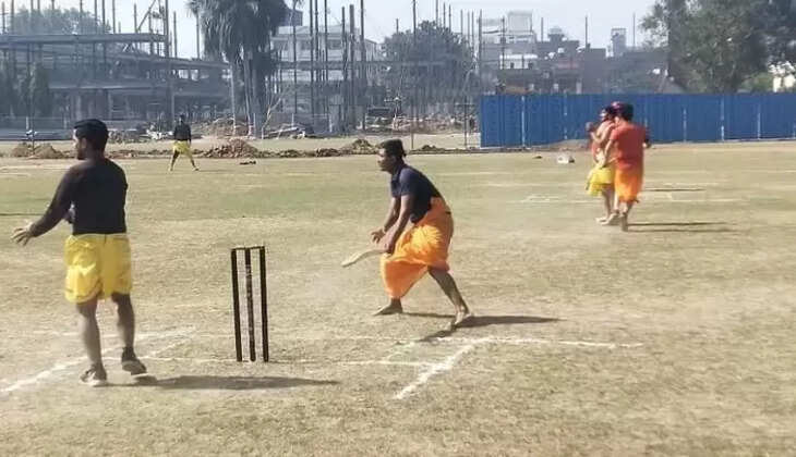 वाराणसी में बटुकों ने धोती-कुर्ता पहनकर खेला क्रिकेट मैच, संस्कृत में हुई कमेंट्री, वेद-पाठियों ने लगाए चौके-छक्के, PM भी कर चुके हैं जिक्र