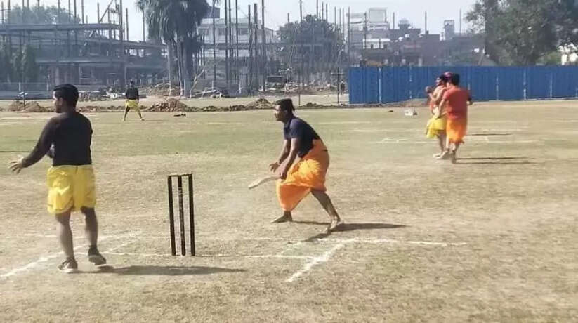 वाराणसी में बटुकों ने धोती-कुर्ता पहनकर खेला क्रिकेट मैच, संस्कृत में हुई कमेंट्री, वेद-पाठियों ने लगाए चौके-छक्के, PM भी कर चुके हैं जिक्र