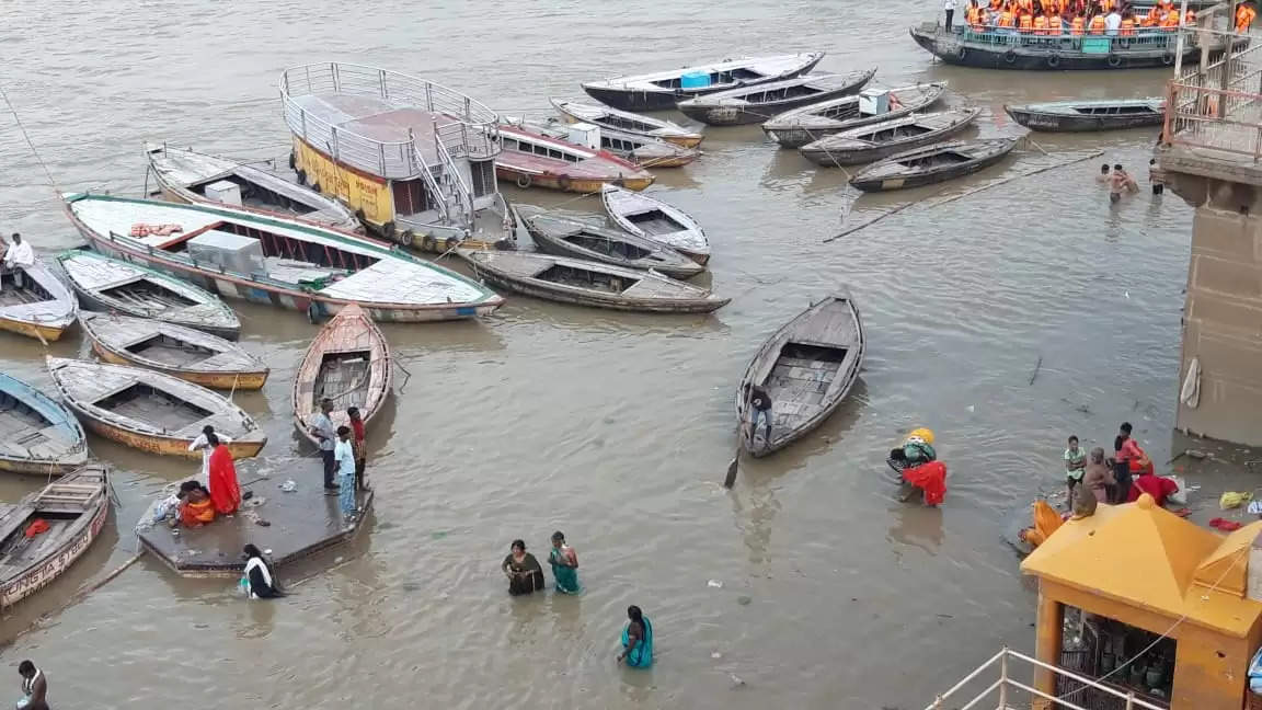 वाराणसी में फिर बढ़ने लगीं Ganga, पांच सेंटीमीटर प्रति घंटा की रफ्तार से बढ़ रहा Ganga का जलस्तर, घाटों का टूटा संपर्क