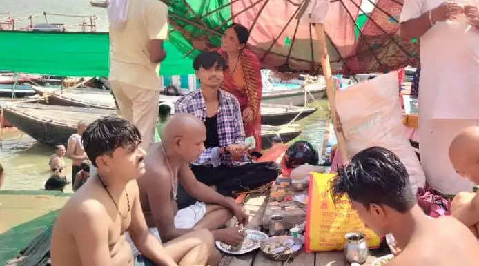 Varanasi News: पितरों को किया तृप्त, पिंडदान को घाटों पर उमड़ी भीड़