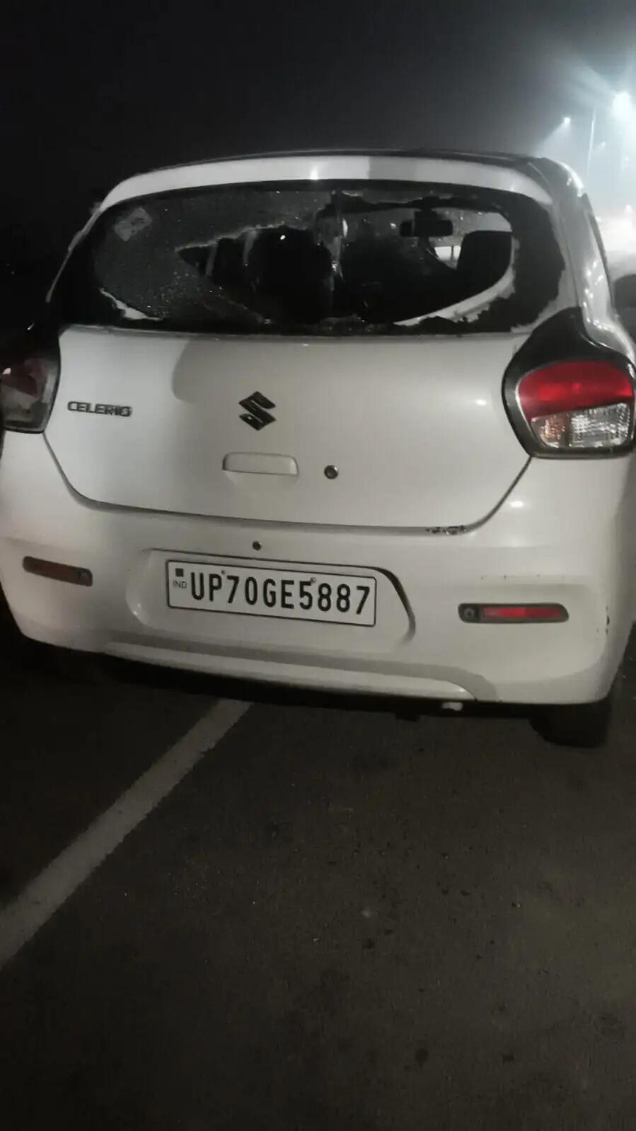 प्रयागराज: उत्तर प्रदेश के Prayagraj में एक दर्दनाक सड़क हादसे में 40 वर्षीय युवक की मौके पर ही मौत हो गई। यह हादसा सरायइनायत थाना क्षेत्र के बरियारी हाईवे (रिंग रोड) पर शनिवार शाम करीब 7:30 बजे हुआ।  मिली जानकारी के अनुसार, मृतक की पहचान मन्नू भारतीय पुत्र प्यारेलाल के रूप में हुई है। वह खेत से अपने घर लौट रहे थे और सड़क पार कर रहे थे, तभी तेज रफ्तार Maruti Celerio (नंबर UP70GE5887) ने उन्हें जोरदार टक्कर मार दी। टक्कर इतनी भीषण थी कि उनकी मौके पर ही मौत हो गई।  बताया जा रहा है कि मन्नू भारतीय का घर घटनास्थल से महज 200 मीटर की दूरी पर था। जैसे ही घटना की जानकारी परिजनों को मिली, घर में कोहराम मच गया और बड़ी संख्या में ग्रामीण मौके पर जुट गए।  हादसे के बाद स्थानीय लोगों ने कार चालक समेत वाहन को पकड़ लिया। टक्कर के कारण कार का अगला हिस्सा पूरी तरह क्षतिग्रस्त हो गया।  सूचना मिलते ही सरायइनायत थाना पुलिस मौके पर पहुंची और शव को कब्जे में लेकर आगे की कार्रवाई शुरू कर दी। पुलिस ने ग्रामीणों को शांत कराते हुए मामले की जांच शुरू कर दी है।  मृतक अपने पीछे दो बेटियां और एक बेटा छोड़ गए हैं, जिससे परिवार पर दुखों