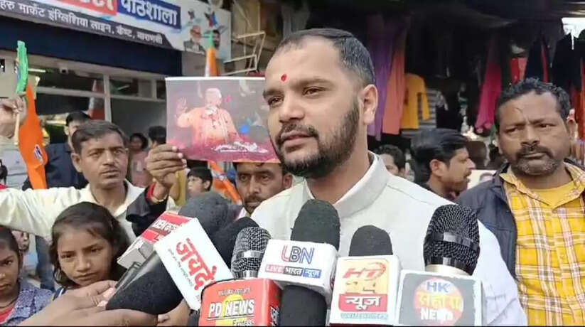 Varanasi News: लोकसभा वाराणसी से नरेंद्र मोदी को पुनः प्रत्याशी घोषणा से उत्साहित हुए फेरी पटरी ठेला व्यवसायिगण