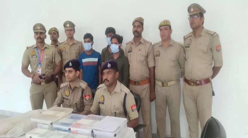 Varanasi News: मोबाइल की दुकान में नकाब पहन चोरी करने वाले 3 चोर गिरफ्तार, 4 लाख रुपए का मोबाईल हुआ बरामद