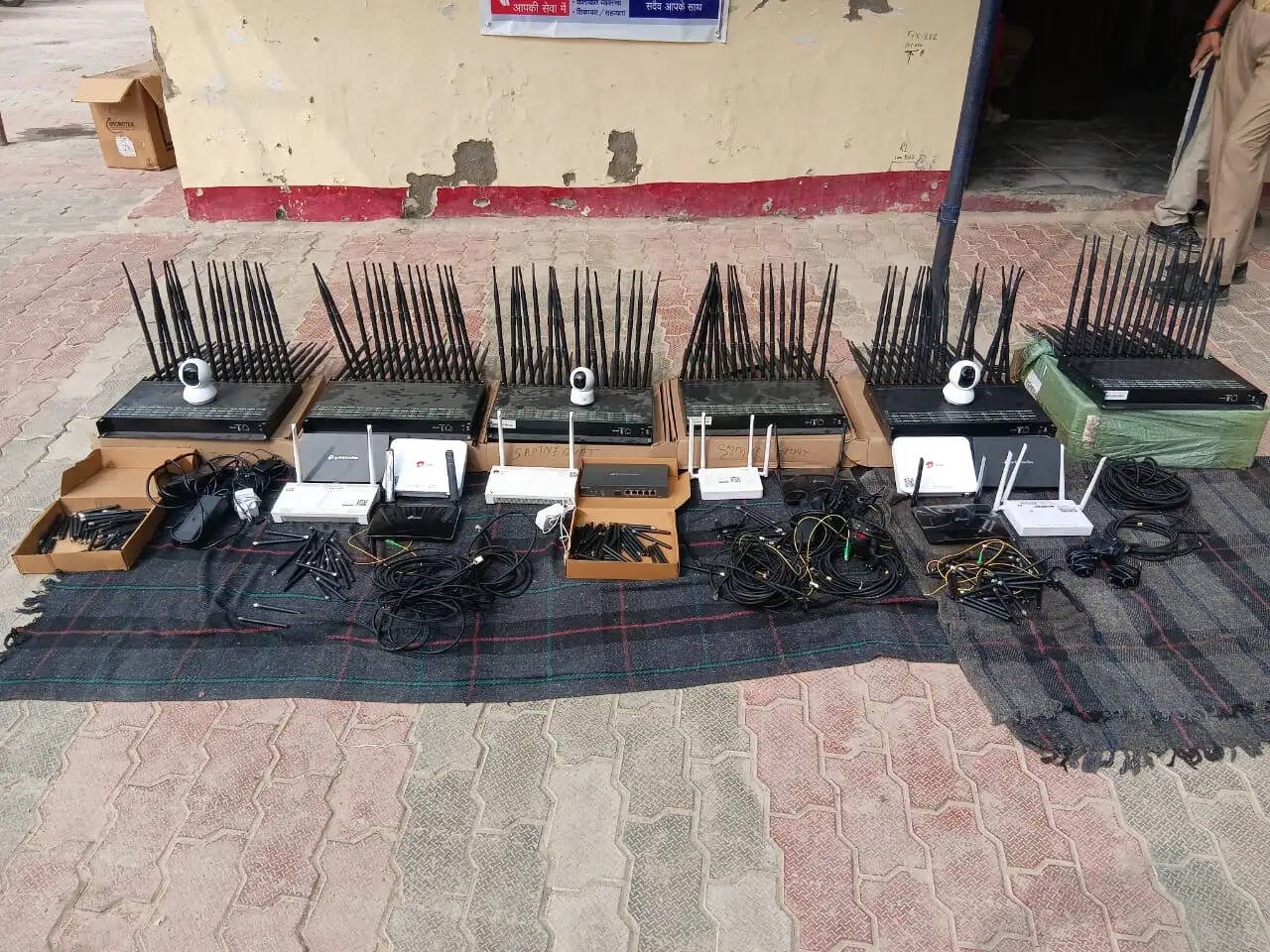 पुलिस की ओर से 15 अक्टूबर 2026 को जारी प्रेस नोट के अनुसार, यह कार्रवाई 14 अक्टूबर को की गई। छापेमारी अशोकपुरम कॉलोनी, एकता नगर क्षेत्र शिवपुर, सामनेघाट स्थित बालाजी भवन और कैलाशपुरी कॉलोनी, चितईपुर क्षेत्र में की गई।