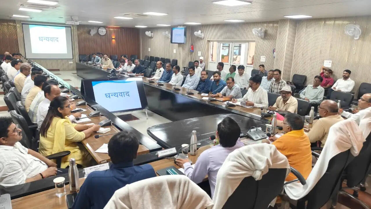चंदौली की सभी गौशालाओं में स्थापित होंगे बायोगैस प्लांट, गोवंश संरक्षण को लेकर दिए गए अहम निर्देश