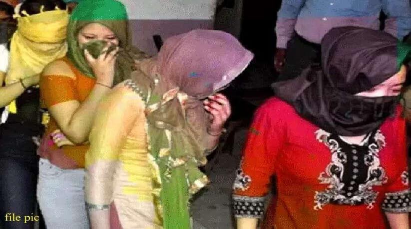 sex racket in up: राजधानी में नामी सोसाइटी में सेक्स रैकेट का भंडाफोड़, फ्लैट में मिली थाईलैंड की लड़कियां, मिली इस अवस्था में...