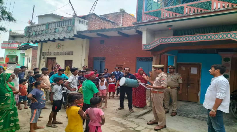 Varanasi News: वाराणसी पुलिस नें दुष्कर्म के मुकदमें में वांछित चल रहे अभियुक्त के घर नोटिस चस्पा कर कराई मुनादी