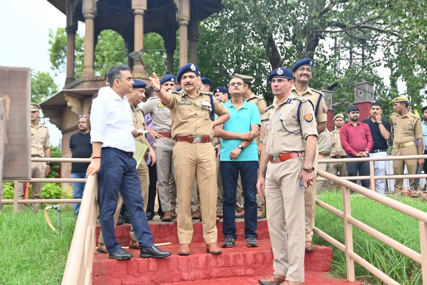 कमिश्नर मोहित अग्रवाल ने बताया कि काशी में पहली बार वायु सेना की क्षमता और हुनर का एयर शो के माध्यम से प्रदर्शन किया जाएगा। उन्होंने बताया कि कार्यक्रम को गंगा के दोनों किनारों से बड़ी संख्या में लोग देख सकेंगे।