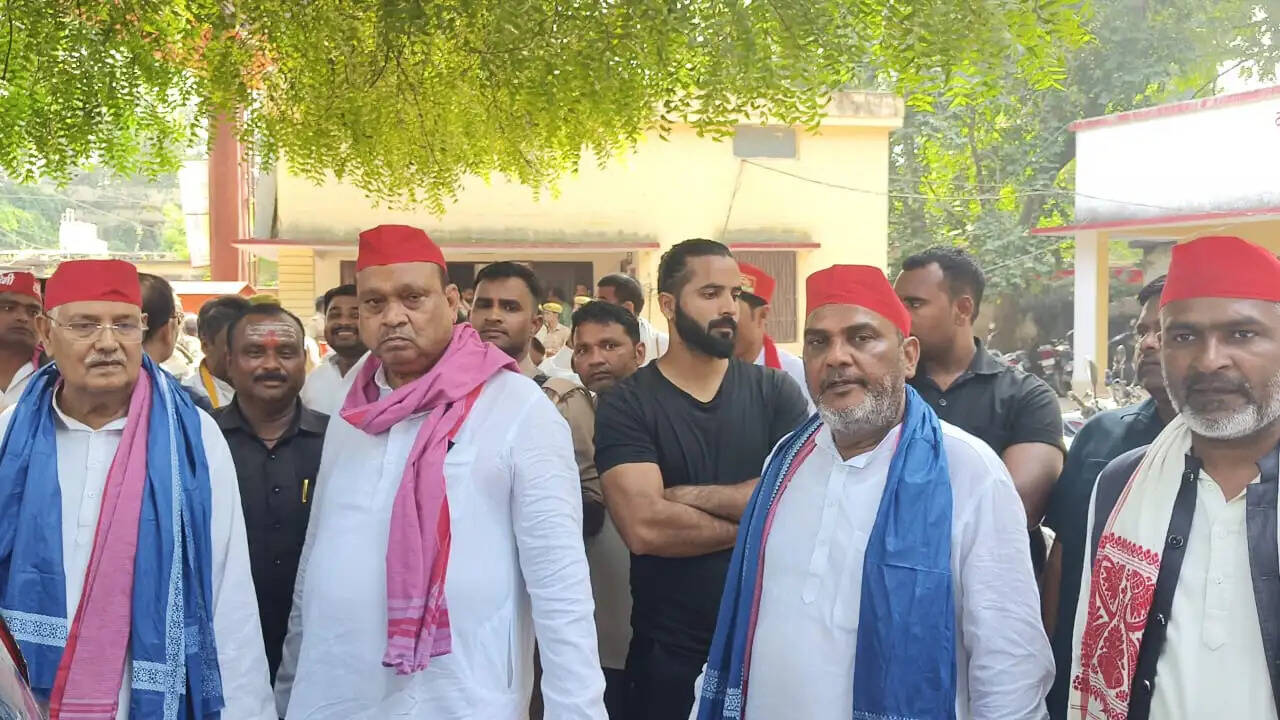 मिर्जापुर में सपा का पीडीए मार्च, मुख्य निर्वाचन आयुक्त के इस्तीफे की मांग