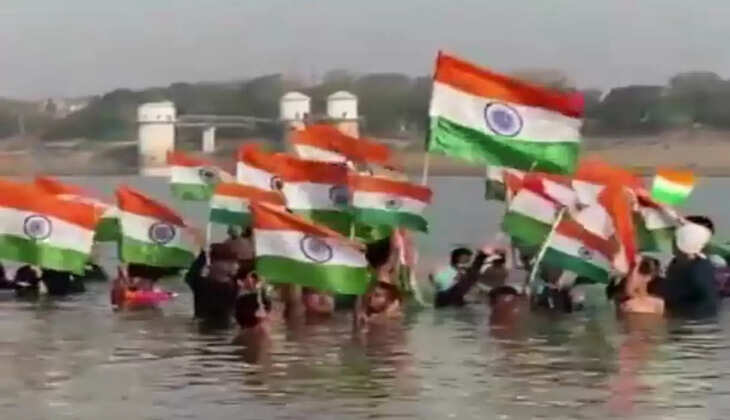 प्रयागराज में सेना को समर्पित जल तिरंगा यात्रा संगम में राष्ट्रीय राज्य स्तरीय तैराकों ने लहराया तिरंगा
