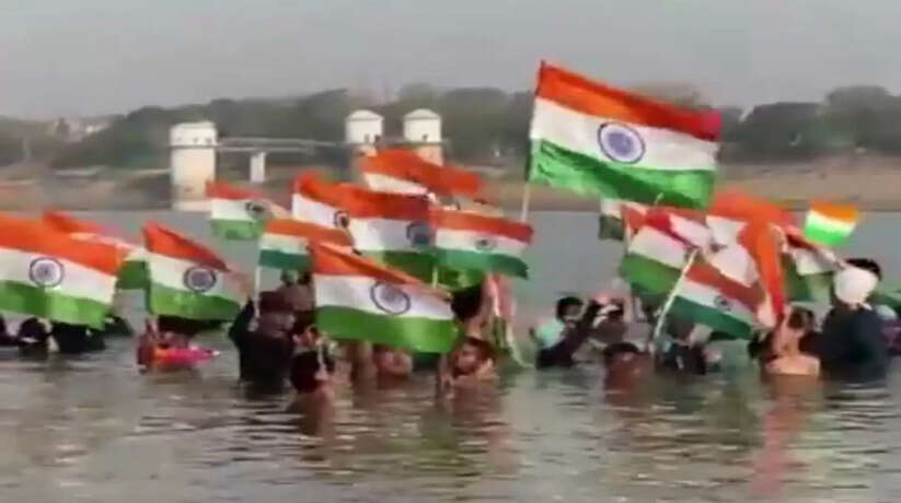 प्रयागराज में सेना को समर्पित जल तिरंगा यात्रा संगम में राष्ट्रीय राज्य स्तरीय तैराकों ने लहराया तिरंगा