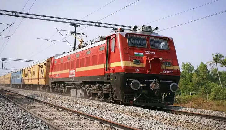 त्योहारों में रेल यात्रियों की बढ़ी परेशानी, स्पेशल ट्रेनों के शेड्यूल पर रखें नजर