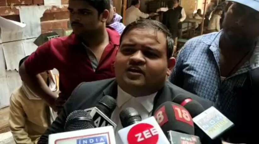 जानें क्या हैं पूरा मामला  यह मामला 18 अगस्त 2021 का है, जब दिल्ली की रहने वाली राखी सिंह, लक्ष्मी देवी, सीता शाहू, मंजू व्यास और रेखा पाठक की ओर से कोर्ट में एक याचिका दायर कर श्रृंगार माता के नियमित दर्शन और पूजा-अर्चना करने की इजाजत माँगी थी।