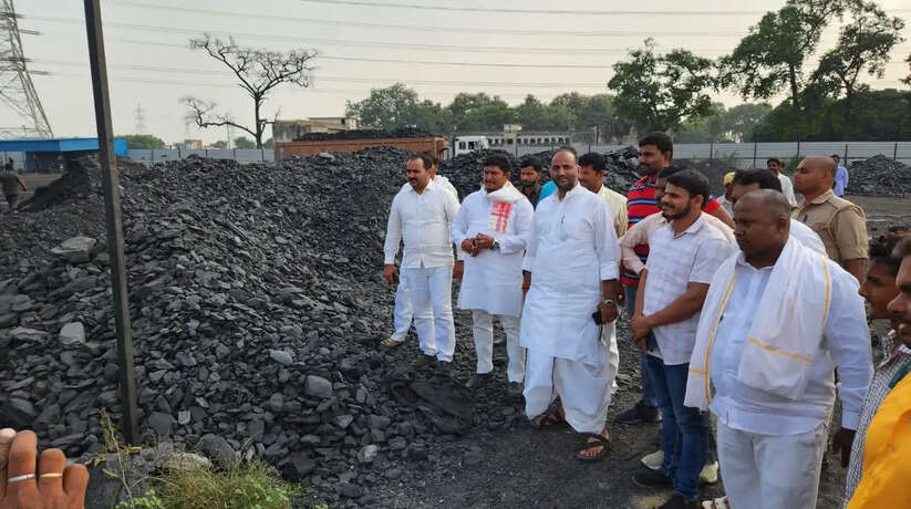 Chandauli News: युवाओं के खेलकूद की फील्ड पर कोयला माफियाओं का कब्जा, सपा नेता की ये मांग