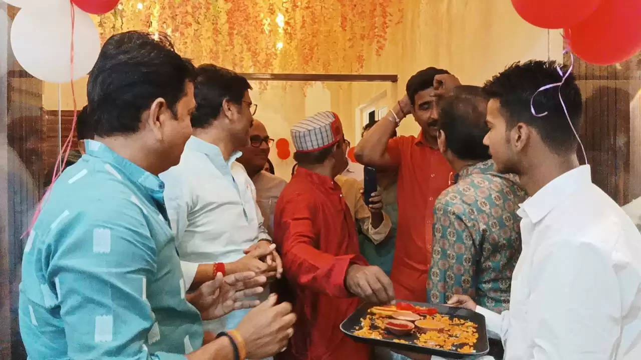 Varanasi News: सांझी रसोई रेस्टुरेंट का भव्य उद्घाटन हुवा राकेश सिंह अलगू चेयरमेन फेडरेशन बीजेपी ने फिता काट के किया जोरदार उद्घाटन 