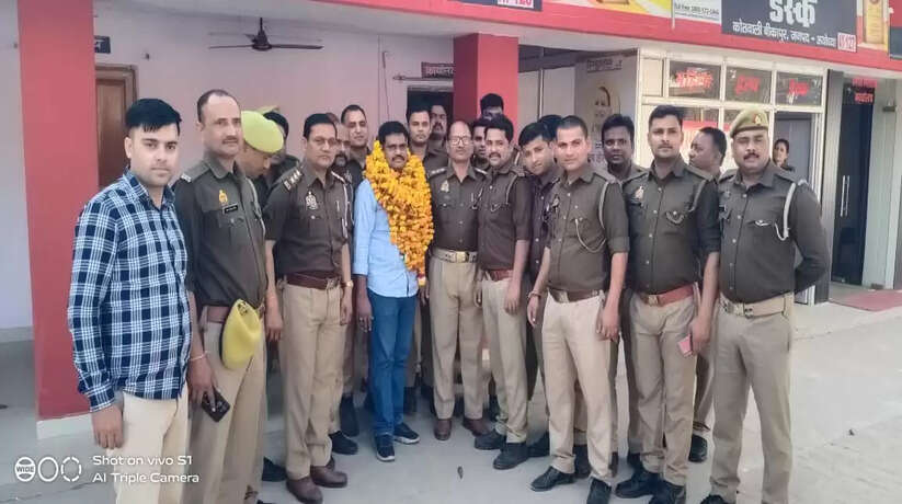अयोध्या: स्थानांतरण होने पर कोतवाली प्रभारी सुमित कुमार श्रीवास्तव को दी गई विदाई