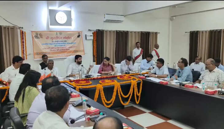 चन्दौली पहुंचे सहकारिता एवं नागरिक उड्डयन मंत्री मुरलीधर मोहोल, कलेक्ट्रेट सभागार में की समीक्षा बैठक 