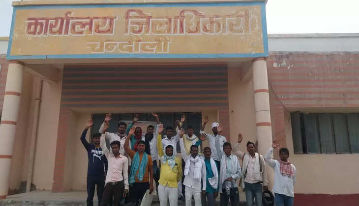 Chanduli News:&nbsp;सार्वजनिक जमीन पर हो रहे निर्माण कर को लेकर ग्रामीणों ने डीएम से लगायी न्याय की गुहार&nbsp;