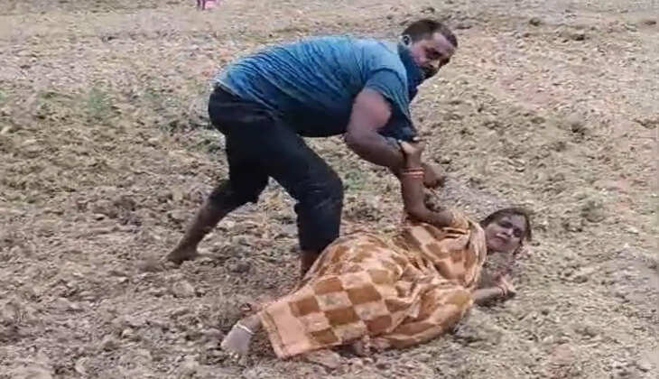 चंदौली के चकिया कोतवाली क्षेत्र के पचफेड़िया गांव में दो पक्षों के बीच जमकर मारपीट का वीडियो सोशल मीडिया पर वायरल हो रहा है। घटना में महिलाओं से भी मारपीट का आरोप है। वायरल वीडियो में ग्राम प्रधान बताए जा रहे व्यक्ति के दिखने की चर्चा है।