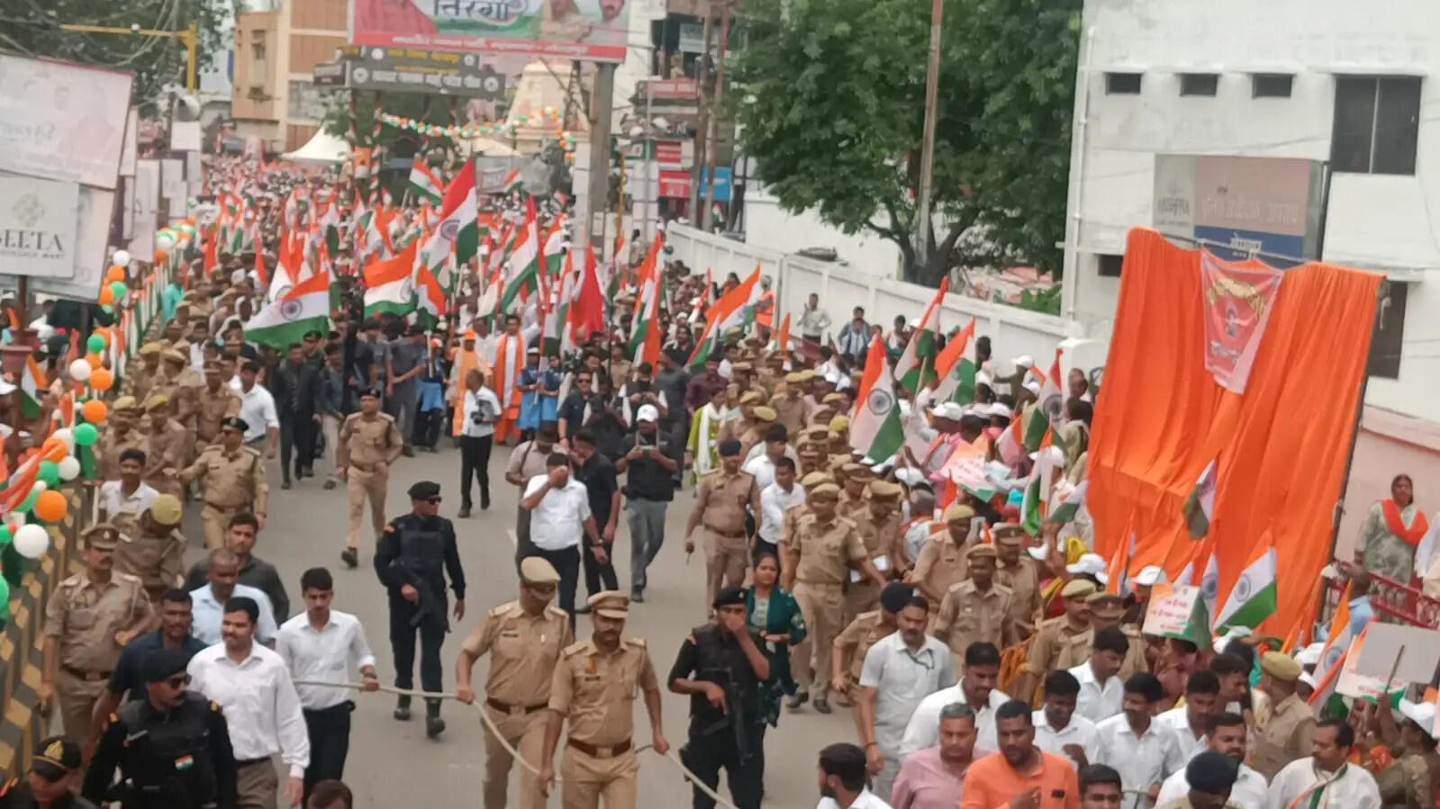 गोरखपुर में ‘हर घर तिरंगा’ अभियान का भव्य शुभारंभ, मुख्यमंत्री योगी ने दिखाई हरी झंडी