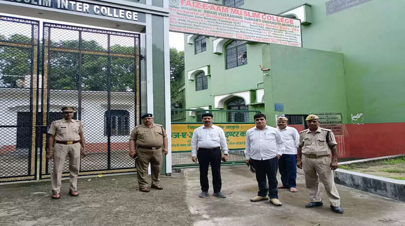 फैज ए आम मुस्लिम इंटर कॉलेज में जांच करने पहुंचे अधिकारी