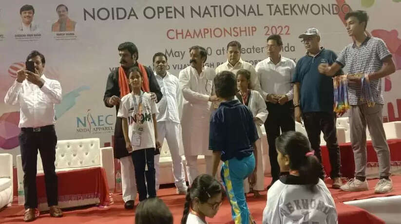 प्रयागराज की टीम द्वारा खेले गए नोएडा स्टेडियम में चल रहे ताइक्वांडो चैंपियनशिप में बच्चों ने जीता सिल्वर व ब्रॉन्ज मेडल