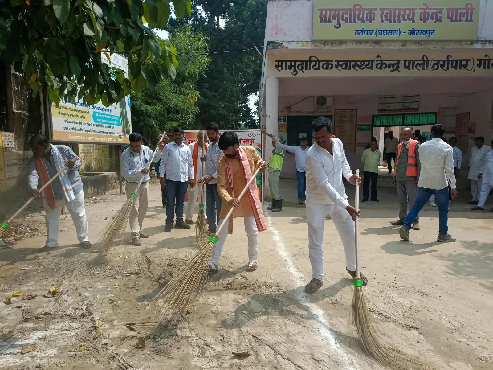 Meta Title: घघसरा में गांधी-शास्त्री जयंती पर ध्वजारोहण, चेयरमैन ने किया श्रमदान