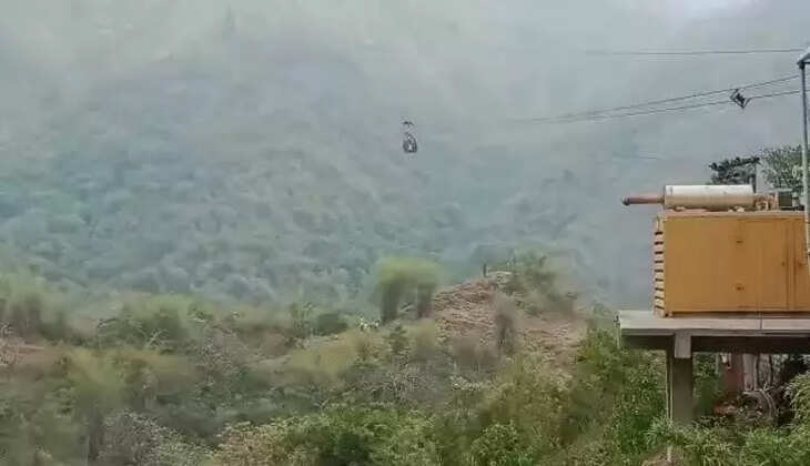 हिमाचल में हादसा, रोपवे में आई तकनीकी दिक्कत, बीच रास्ते में अटकी केबल कार, 8 लोग फंसे
