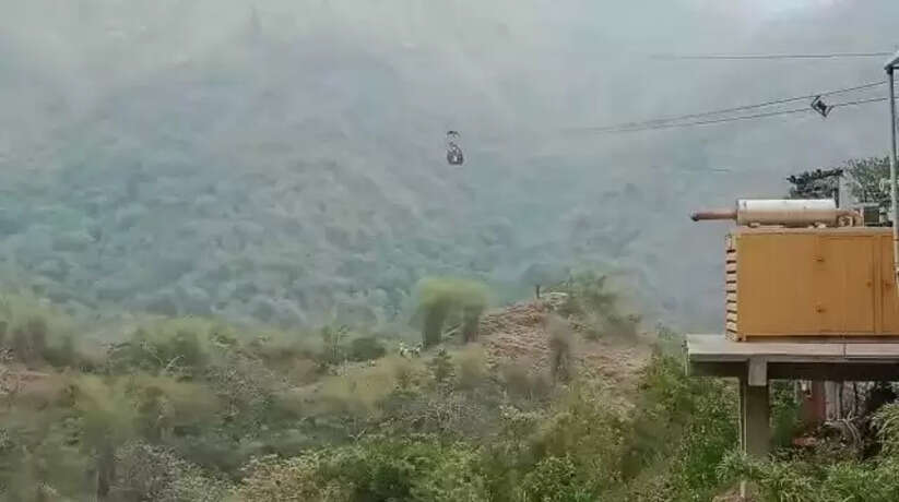 हिमाचल में हादसा, रोपवे में आई तकनीकी दिक्कत, बीच रास्ते में अटकी केबल कार, 8 लोग फंसे
