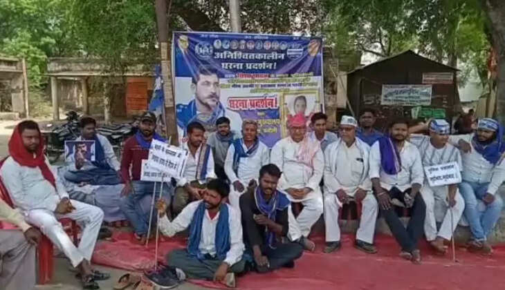 मनराजपुर घटना में भीम आर्मी का मुख्यालय पर अनिश्चितकालीन धरना जारी, धरना स्थल पर ही पका, खा रहे खाना