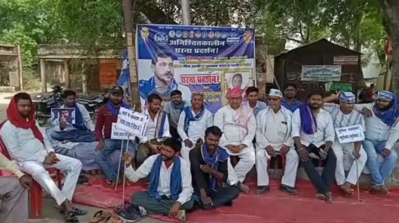 मनराजपुर घटना में भीम आर्मी का मुख्यालय पर अनिश्चितकालीन धरना जारी, धरना स्थल पर ही पका, खा रहे खाना