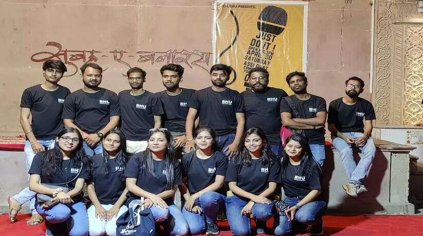 पत्रकारिता एवं जनसंप्रेषण विभाग के छात्रों ने अस्सी घाट पर ओपन माइक का कार्यक्रम किया